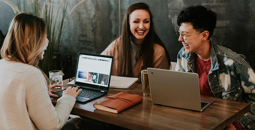 Employees working together, collaborating a solution